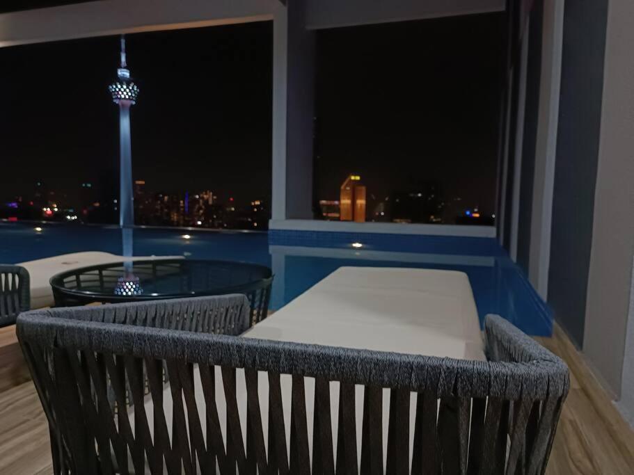 C14B Modern Infinity Pool Klcc Balcony View Daire Kuala Lumpur Dış mekan fotoğraf